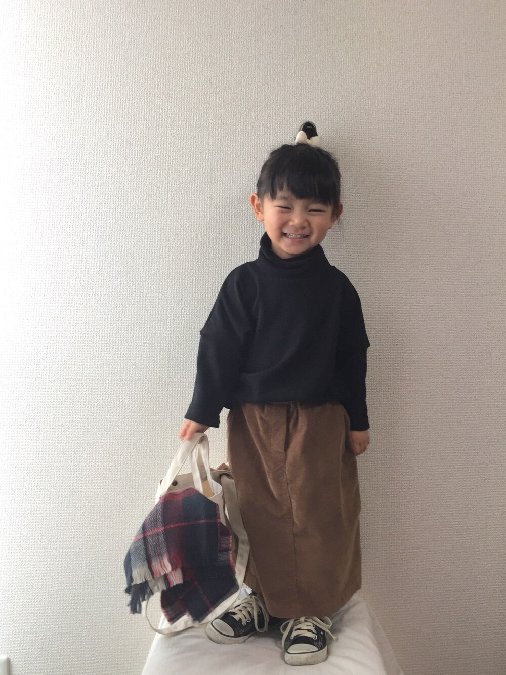 「シンプル、カジュアル、お団子ヘアー、タートルネック、コーデュロイ、コーデュロイスカート、トートバッグ、チェックストール、コンバース、韓国子供服」｜「韓国子供服のmocakids さん♡（スカート、ブラウン系）」を使った、Chiiiiiさん（キッズ・90cm）の冬コーディネートの1枚目の写真