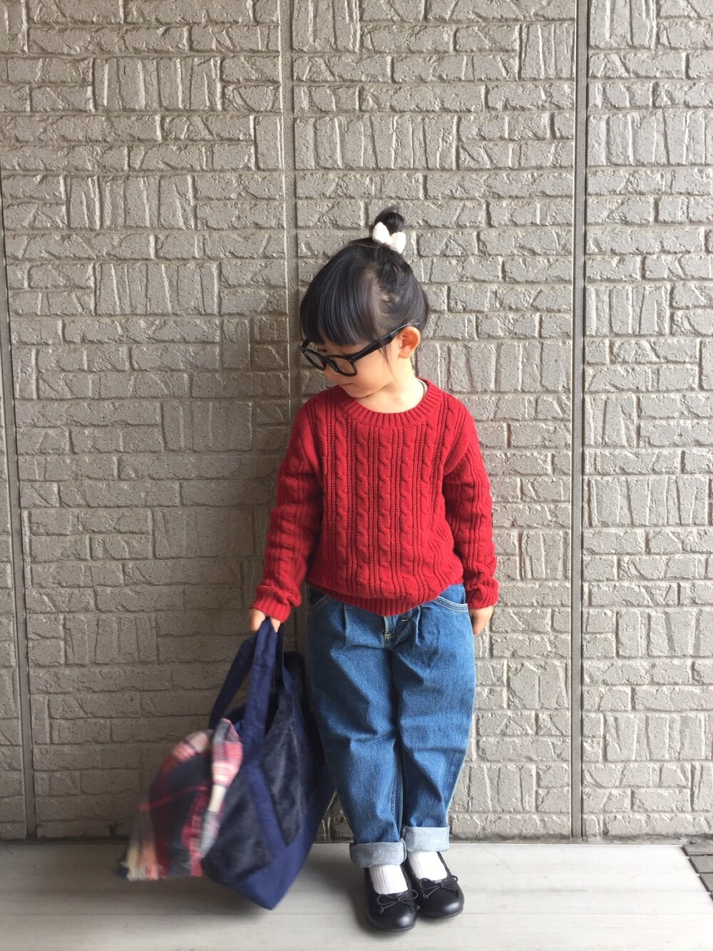 「シンプル、カジュアル、デニム、ケーブルニット、赤ニット、メガネ女子、おだんごヘアー、バレエシューズ、バレエシューズ×ソックス、ファーバッグ」｜「UNIQLOのアイテム（ニット/セーター、レッド系）」を使った、Chiiiiiさん（キッズ・90cm）の冬コーディネートの1枚目の写真