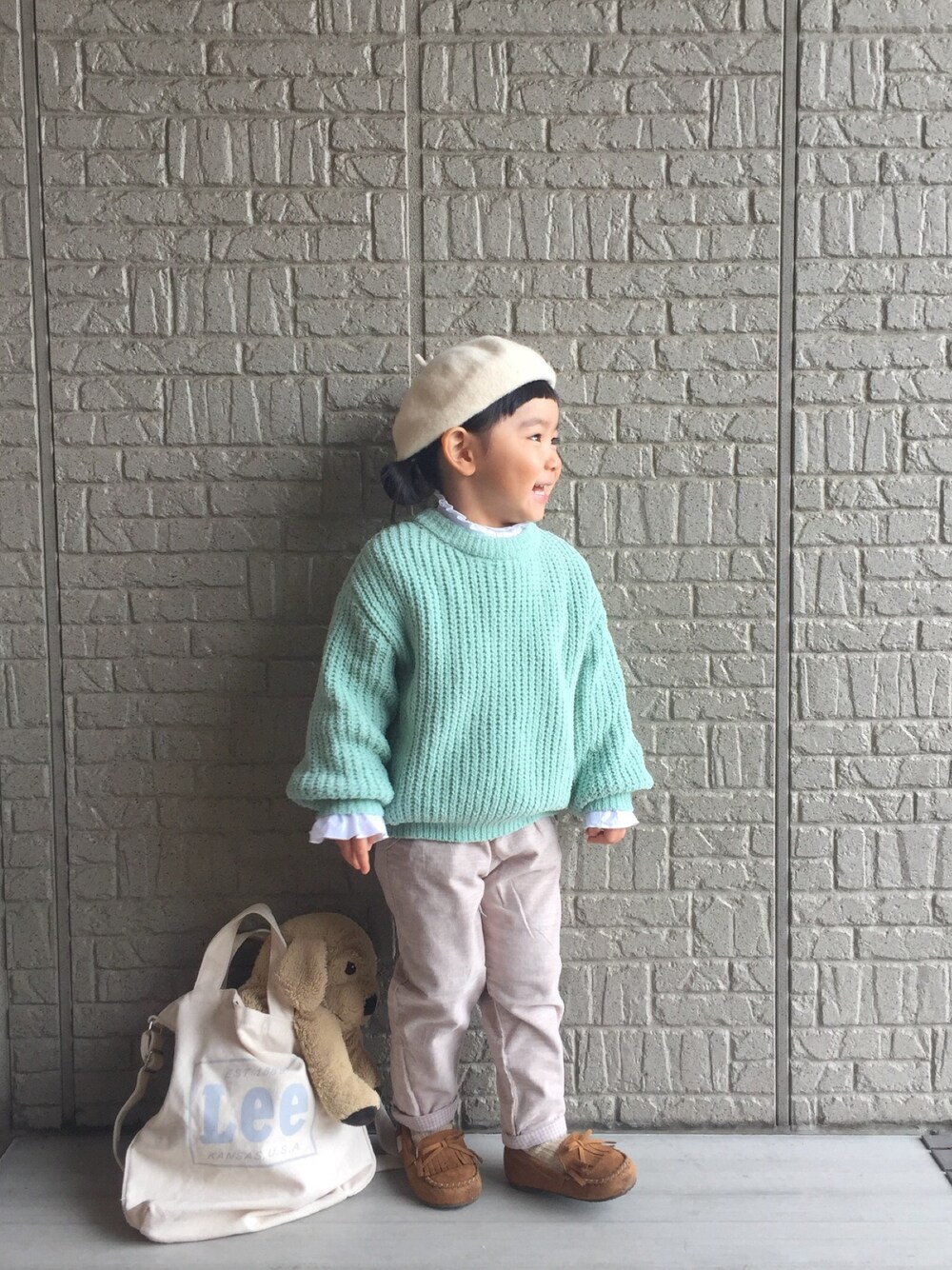 「カジュアル、春色、ミントグリーン、フリル、フリル袖、コーデュロイパンツ、ベレー帽、モカシン、バースデイ、トートバッグ」｜「GLOBAL WORKのソデボリュームモールニット/778793（ニット/セーター、グリーン系）」を使った、Chiiiiiさん（キッズ・90cm）の冬コーディネートの1枚目の写真