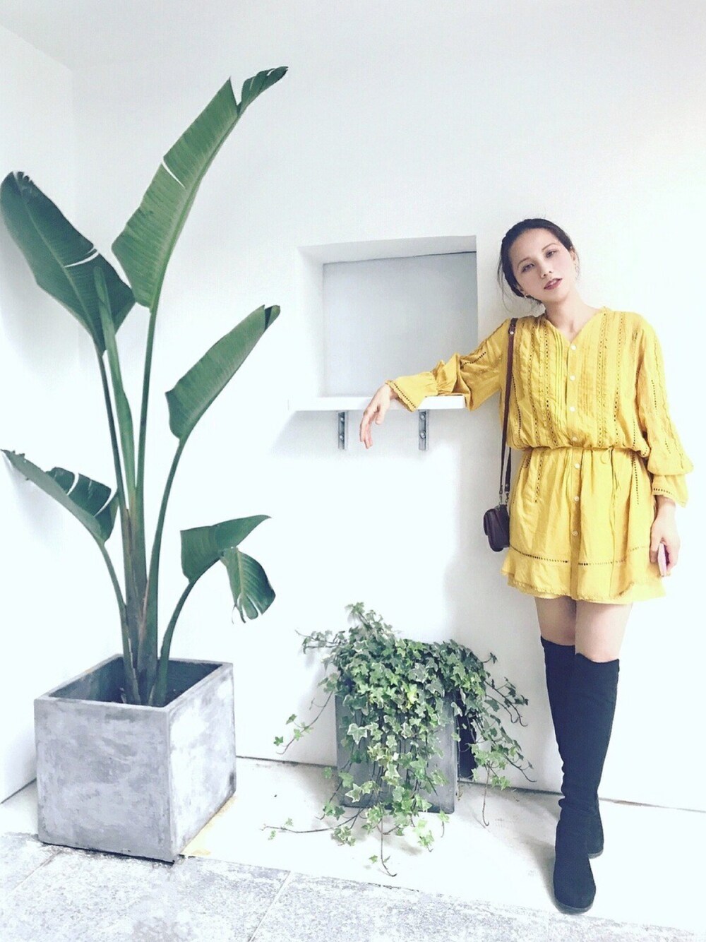 「春コーデ、休日スタイル、カジュアルコーデ、stuart weitzman、スカート、低身長、スナイデル、黒、outfit、daily look」｜「SNIDELのアイテム（シャツワンピース、イエロー系）」を使った、Móさん（レディース・162cm）の冬コーディネートの1枚目の写真