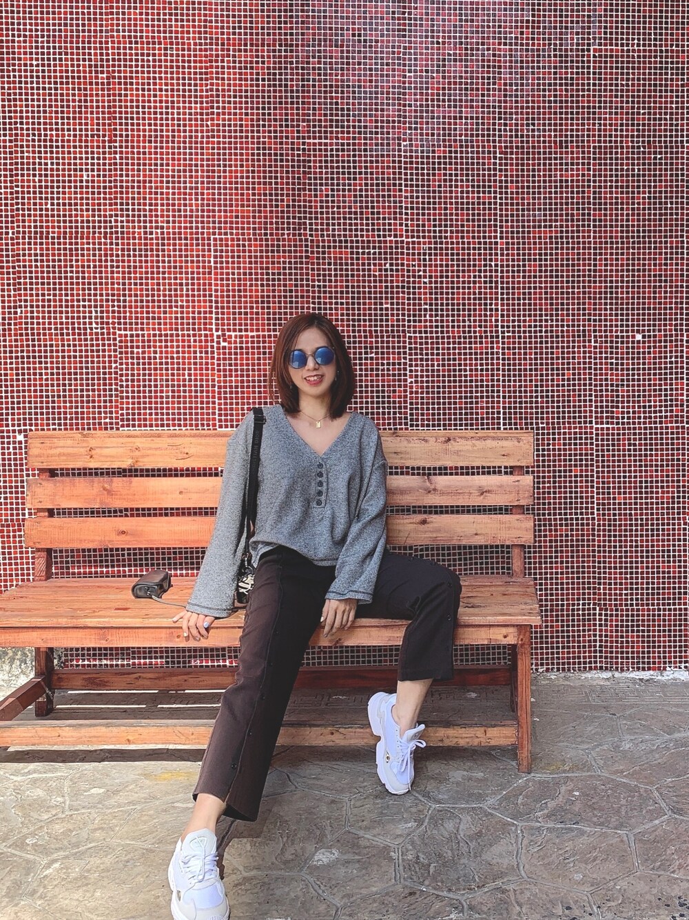 「ootd、秋のコーデ、秋コーデ、outfit、adidas、urban outfitters、ROCKET x LUNCH、Dior、スニーカー、グレー」｜「Yohji Yamamotoのアイテム（サングラス、ブルー系）」を使った、Móさん（レディース・162cm）の秋コーディネートの1枚目の写真