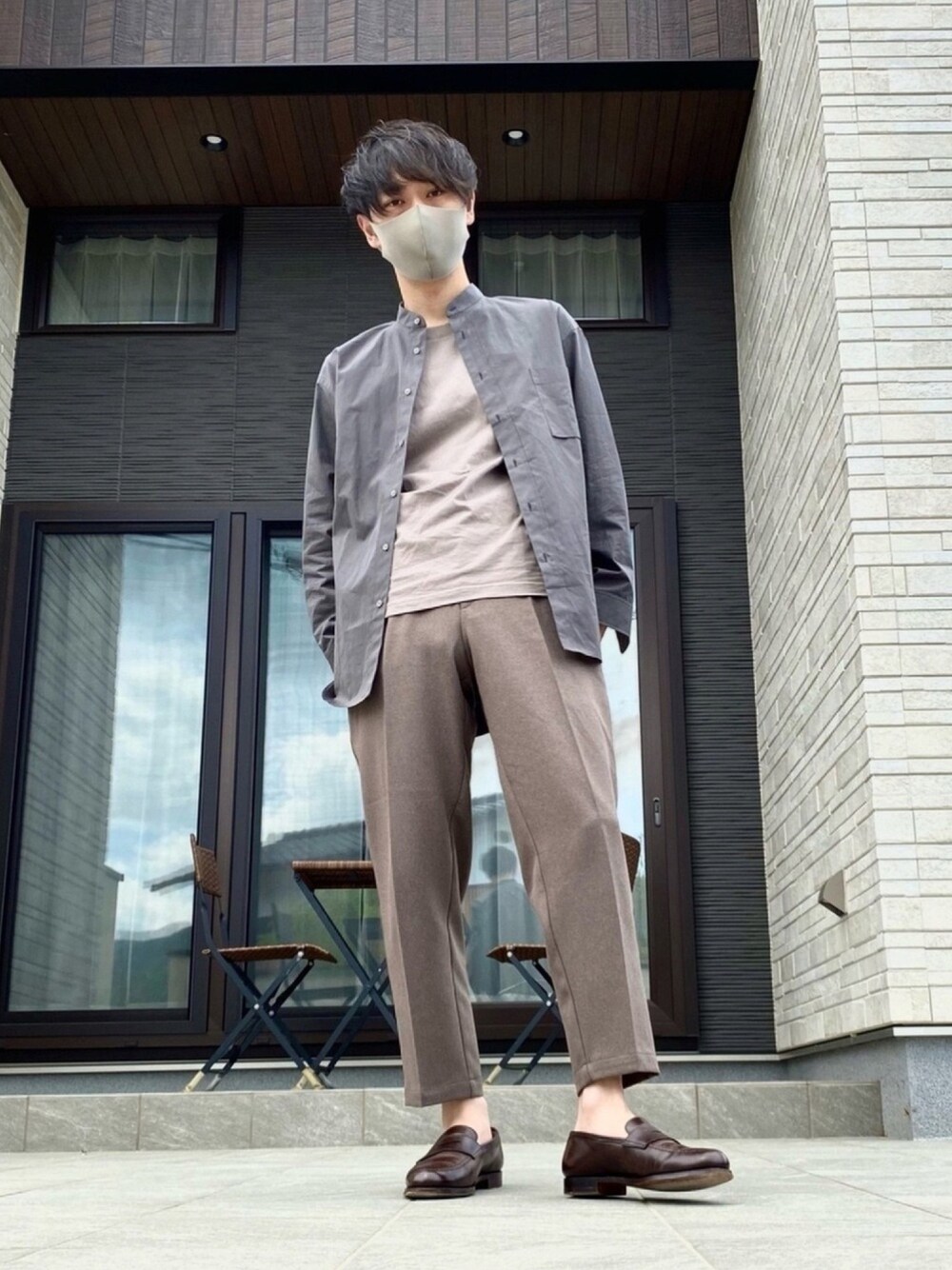 グリーン系のシャツ/ブラウス、ベージュ系のTシャツ/カットソー、ベージュ系のスラックスを着用したメンズの春コーディネートの1枚目の写真