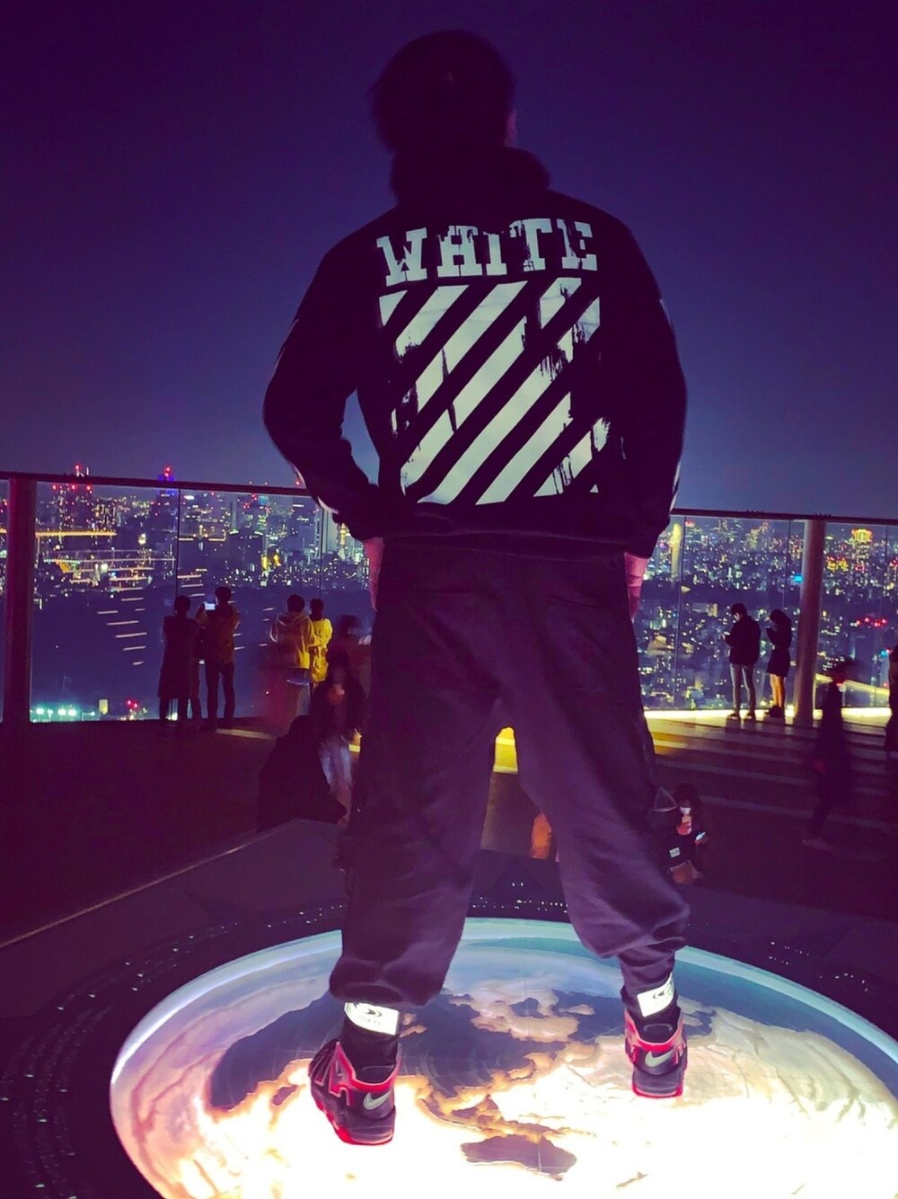 「お洒落さんとつながりたい、渋谷、OFF-WHITE、モアテン、高校生、ブラックテイラー、カーゴパンツ、off-white×NIKE、スニーカー、スニーカーコーデ」｜「BLACKTAILORのC1 CARGO（カーゴパンツ、ブラック系）」を使った、れっぴ(18)さん（メンズ・180cm）の秋コーディネートの1枚目の写真