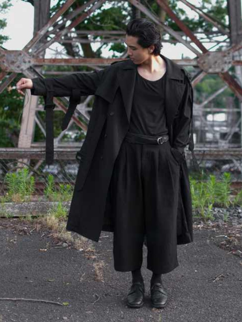 「boy、black」｜「Yang Liのアイテム（トレンチコート、ブラック系）」を使った、jkさん（メンズ・180cm）の秋コーディネートの1枚目の写真