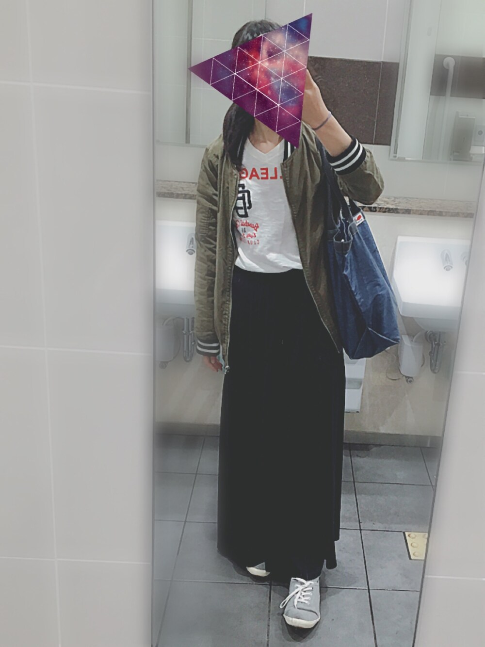 ブルー系のスカート、ホワイト系のTシャツ/カットソー、グリーン系のジャケット/アウターを着用したレディースの春コーディネートの1枚目の写真