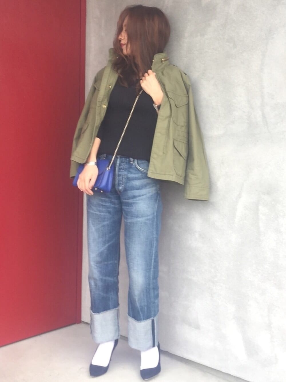 「大人カジュアル、春コーデ、デニム、ワイドパンツ、ロールアップ、リブニット、ミリタリージャケット、パンプス×靴下、チェーンバッグ、ロンハーマン」｜「Deuxieme ClasseのM-65 JACKET◆（ミリタリージャケット、グリーン系）」を使った、かおりりいさん（レディース・150cm）の冬コーディネートの1枚目の写真