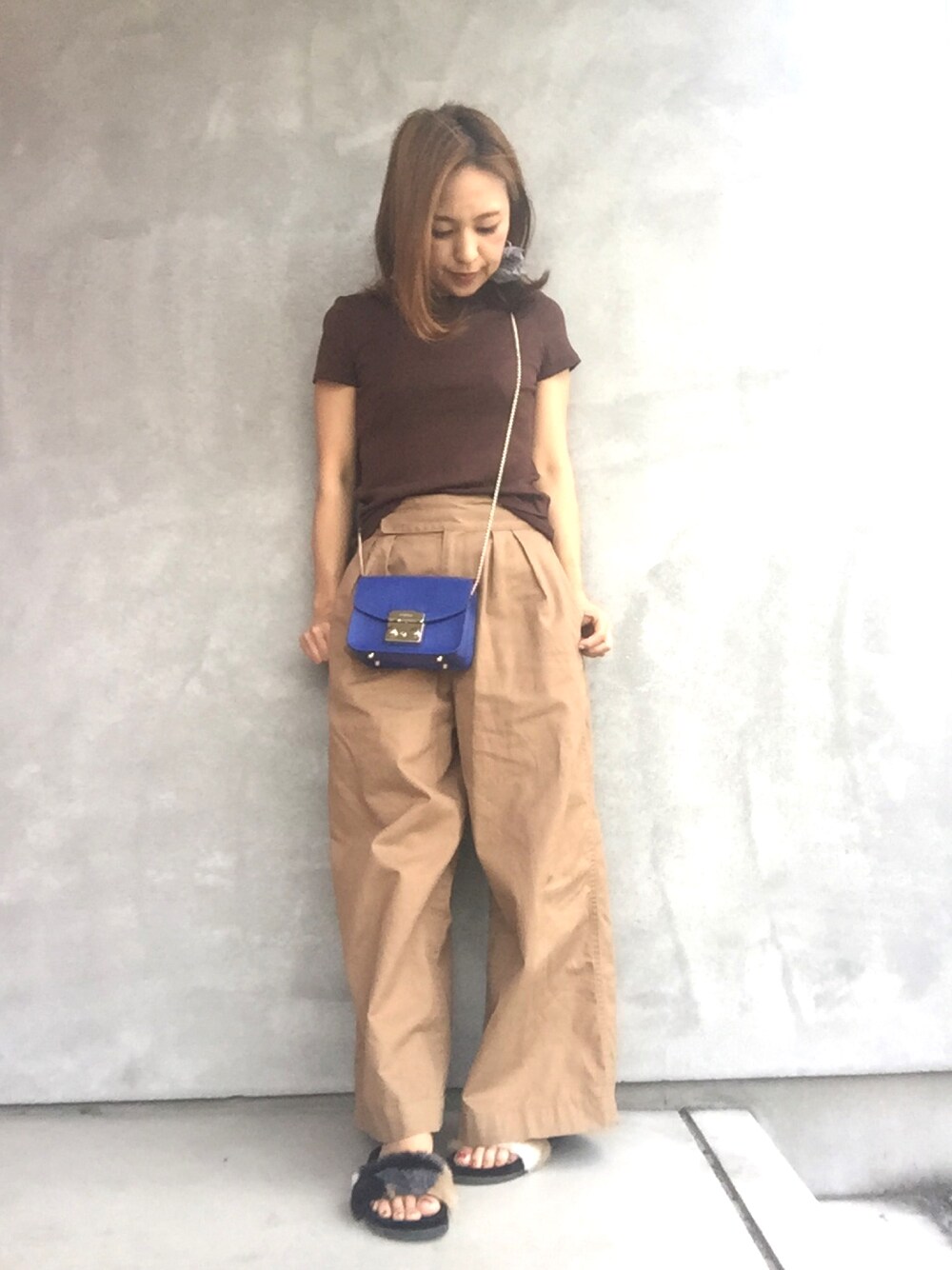「チノパン、リブT、オトナカジュアル、秋のコーデ、ファーサンダル、ママコーデ、ワイドパンツ」｜「UNIQLOのスーピマコットンリブクルーネックT（半袖）（Tシャツ/カットソー、ブラウン系）」を使った、かおりりいさん（レディース・150cm）の秋コーディネートの1枚目の写真