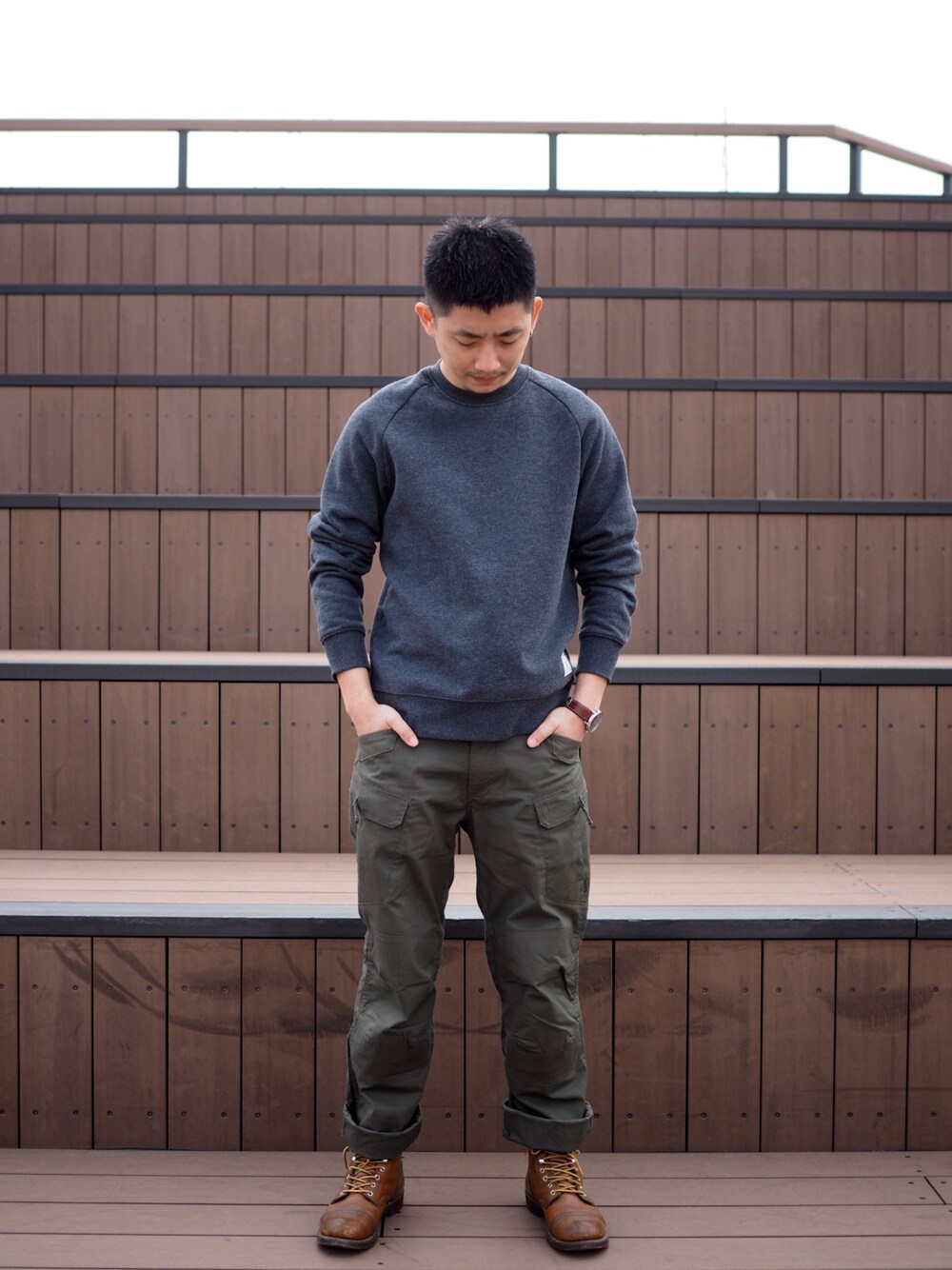 「military、Japan、TOKYO、Redwing、carhartt」｜「Carhartt WIPのアイテム（スウェット、グレー系）」を使った、Wu Zhengさん（メンズ・170cm）の春コーディネートの1枚目の写真