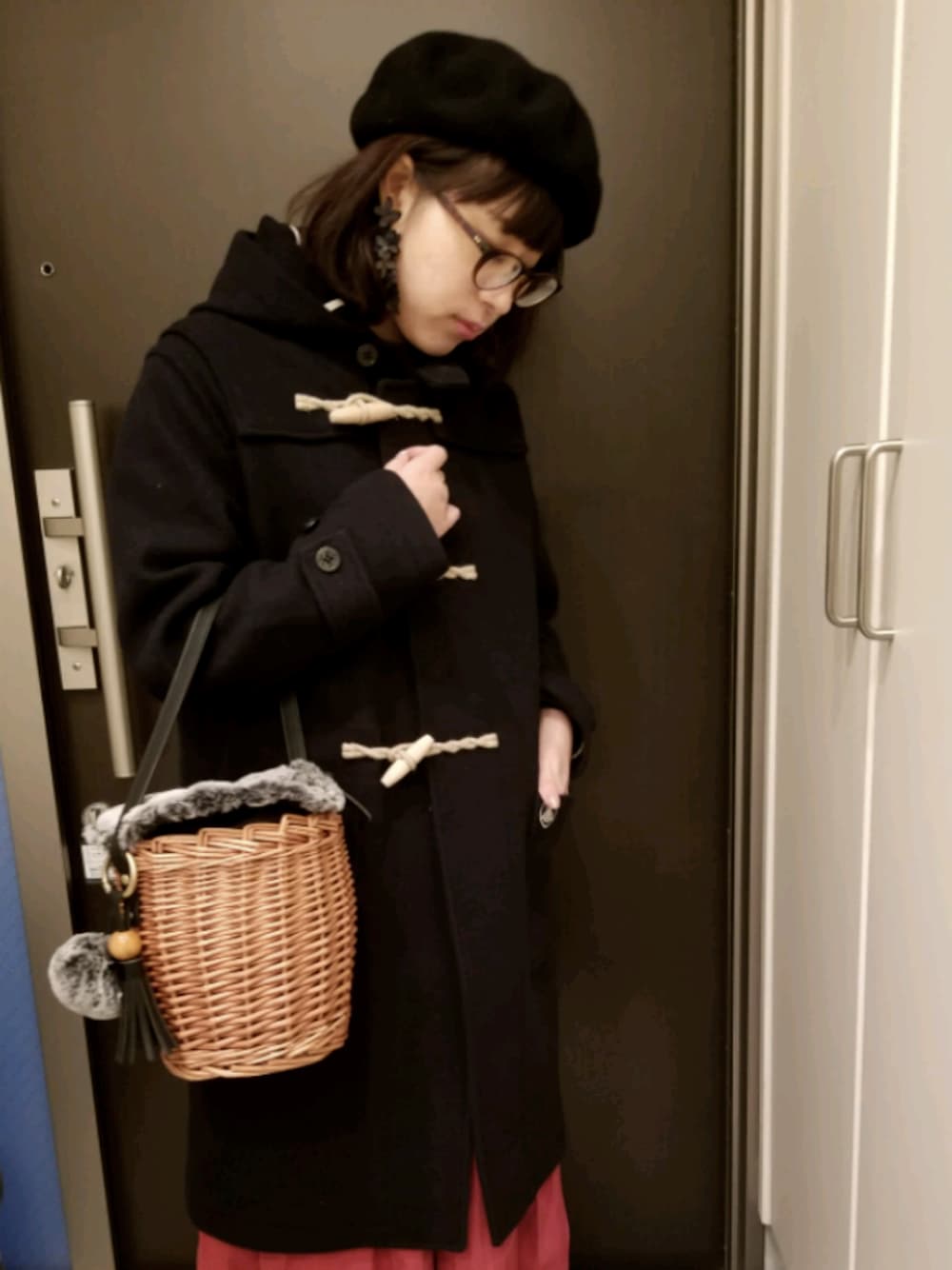 「オーシバル、orcival、カゴバック、m.soeur、黒、ベレー帽、ベレー帽×メガネ、正月」｜「m.soeurのアイテム（ピアス（両耳用）、ブラック系）」を使った、ミールさん（レディース・155cm）の冬コーディネートの1枚目の写真