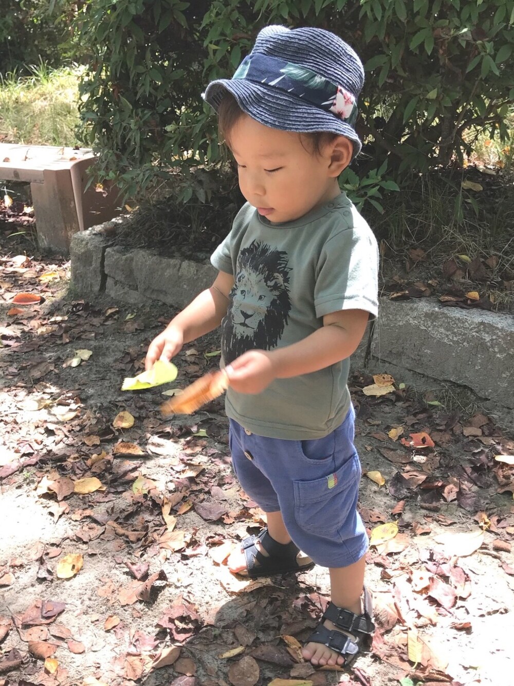 「夏のワントーンコーデ、サンダル、カジュアル、キッズファッション、カジュアルコーデ、むすこーで、おとこのこ、Tシャツ」｜「Ampersandの男児ハット（ハット、ブルー系）」を使った、mamemariさん（キッズ・90cm）の夏コーディネートの1枚目の写真
