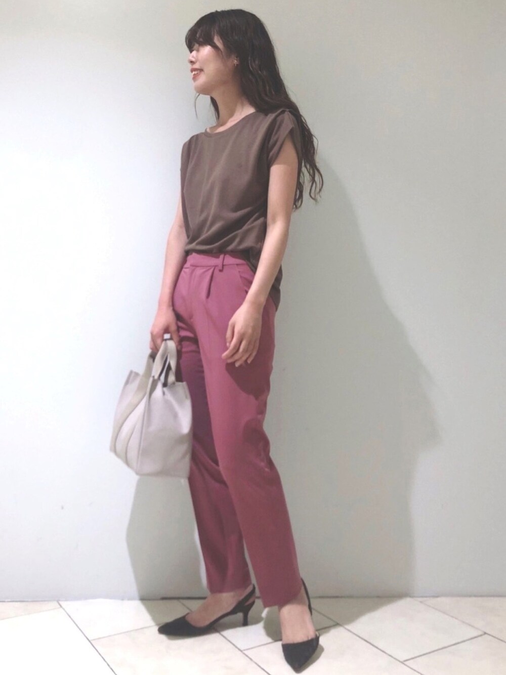 ブラウン系のTシャツ/カットソー、パープル系のその他パンツを着用したレディースの夏コーディネートの1枚目の写真