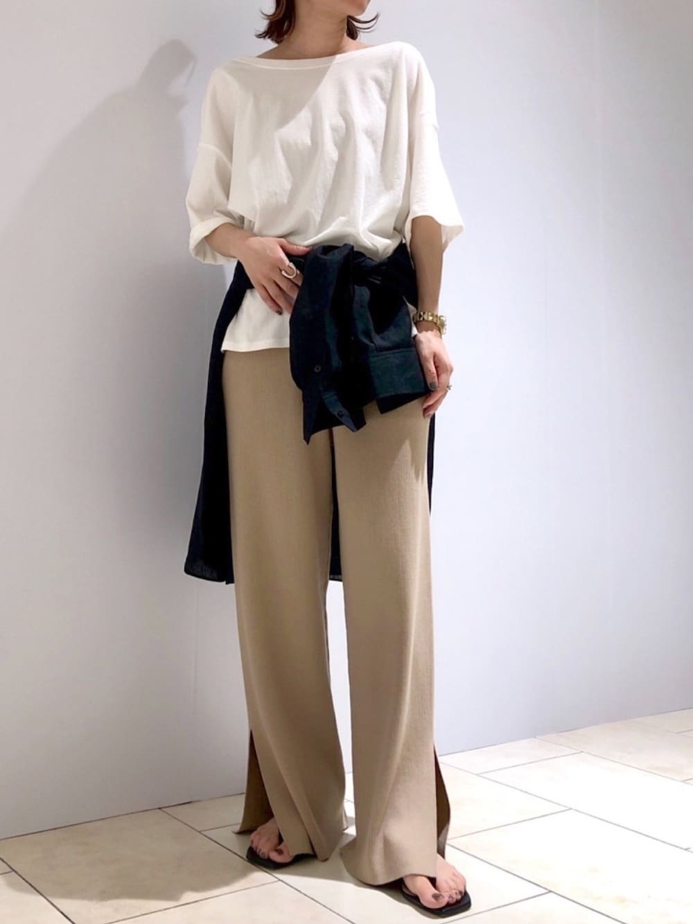 「オトナカジュアル、ラフコーデ、夏コーデ、パンツスタイル、大人コーデ、シンプル、カジュアルコーデ、Tシャツ、オトナ女子、休日スタイル」｜「BABYLONEのBABYLONE/ビッグシルエットＴシャツ（Tシャツ/カットソー、ホワイト系）」を使った、BABYLONE STAFFさん（レディース・158cm）の春コーディネートの1枚目の写真