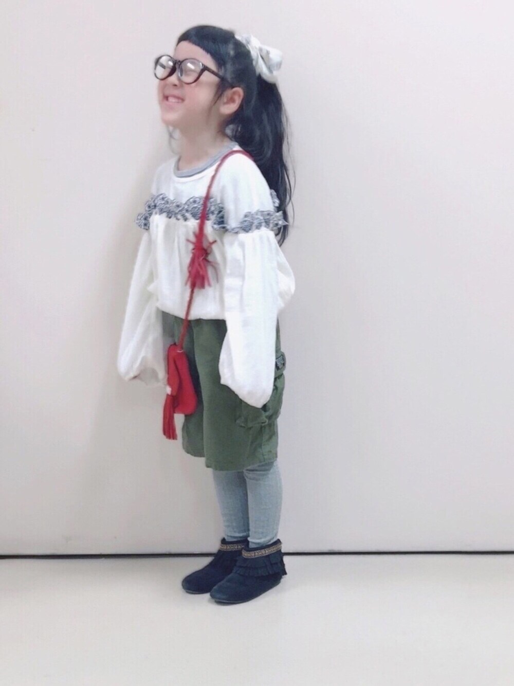 「キッズコーデ、女の子、ポニーテール、刺繍、ZARA、apreslescours、モカシン」｜「apres les coursのスカラップレースチュニック（チュニック、ホワイト系）」を使った、りちゅ♡♡さん（キッズ・110cm）の冬コーディネートの1枚目の写真