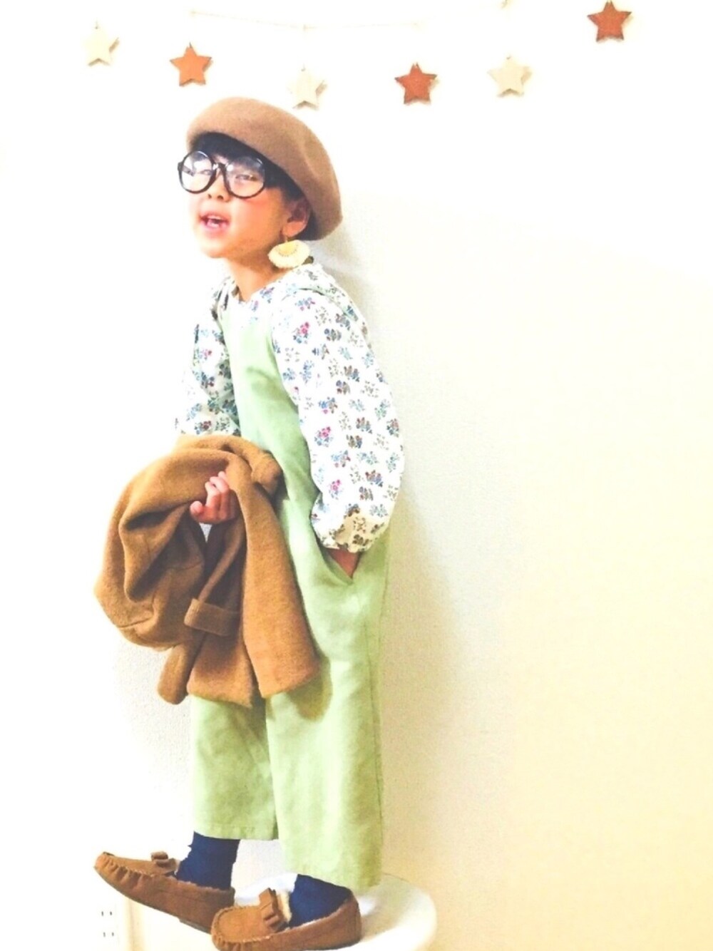 「キッズコーデ、春コーデ、オールインワン、花柄、ベレー帽、めがね、プチプラ、おしゃれさんと繋がりたい」｜「Birthdayのアイテム（シャツ/ブラウス、ホワイト系）」を使った、りちゅ♡♡さん（キッズ・110cm）の冬コーディネートの1枚目の写真