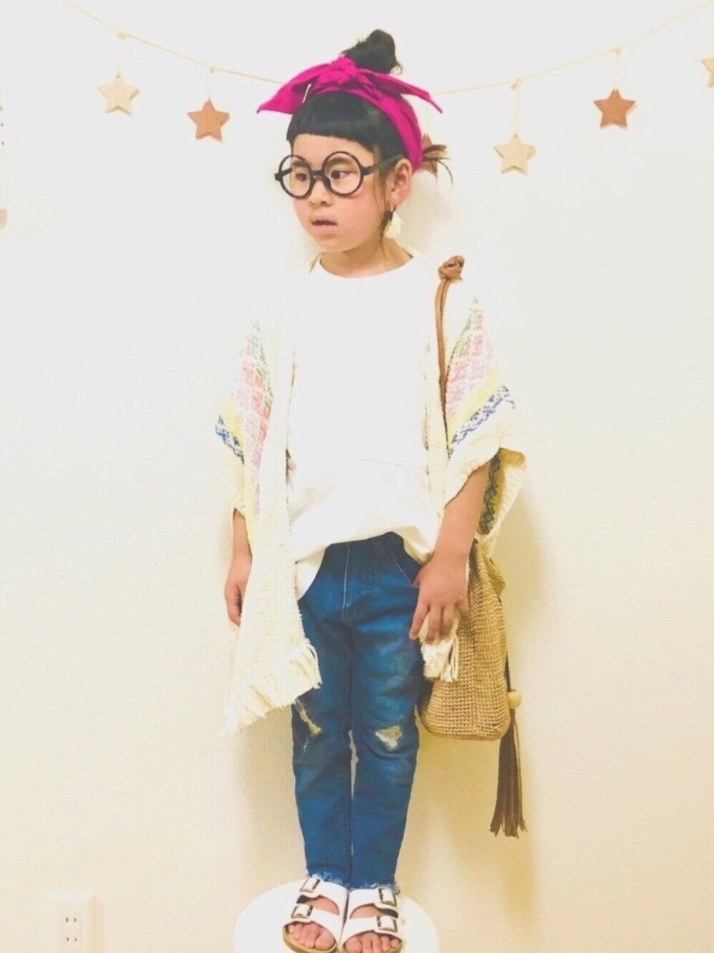「シンプルコーデ、キッズコーデ、カジュアル、サンダル、ヘアバンド、おだんごヘアー、デニムパンツ、おしゃれさんと繋がりたい」｜「BRANSHESのビッグシルエット半袖ワンピース（ワンピース、ホワイト系）」を使った、りちゅ♡♡さん（キッズ・110cm）の春コーディネートの1枚目の写真