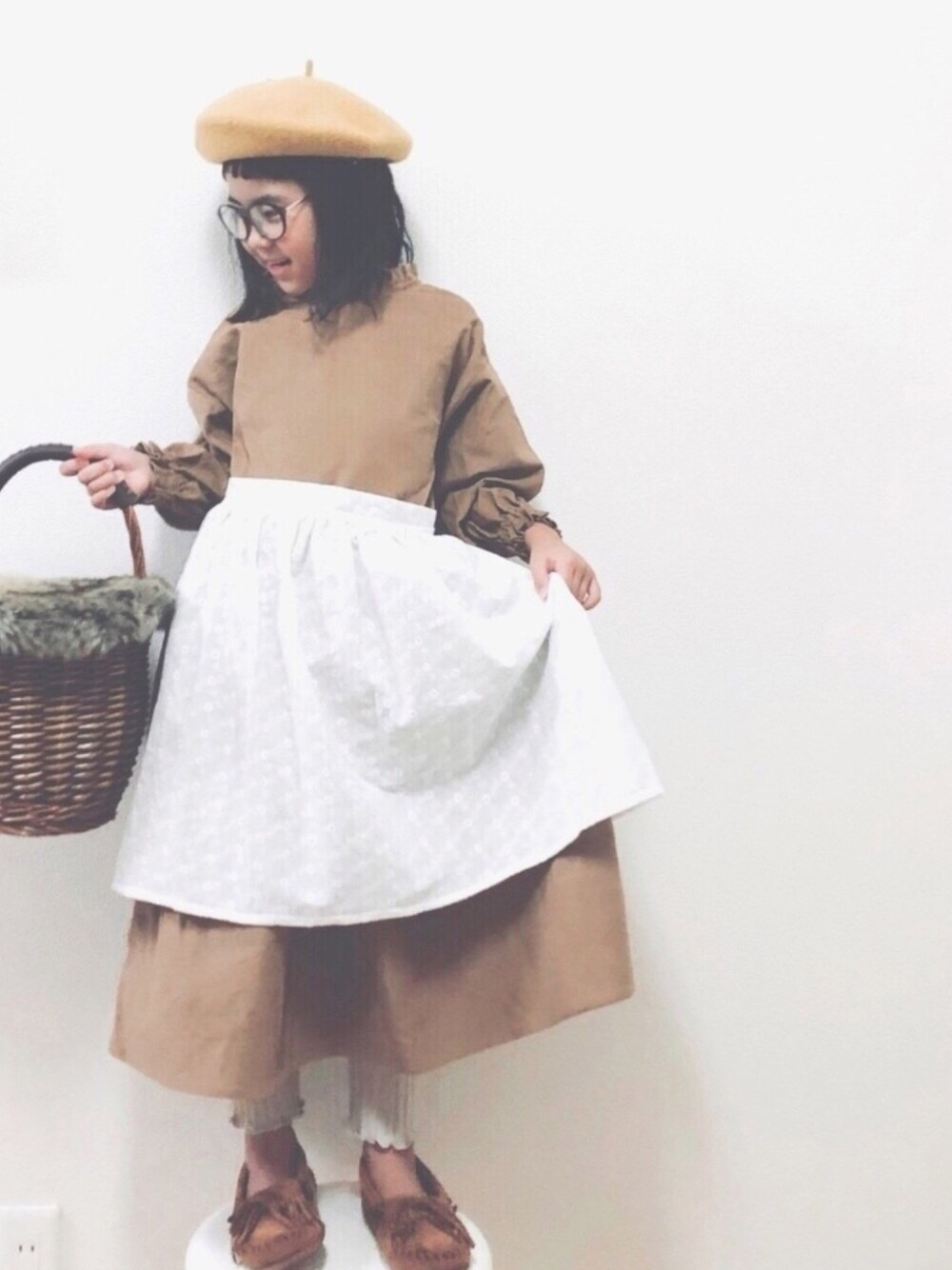 「オシャレパッソ、PR、秋コーデ、PASSO、ベレー帽、モカシン、hokkoriko、コーデュロイ、エプロン」｜「hokkorikoのアイテム（ワンピース、ベージュ系）」を使った、りちゅ♡♡さん（キッズ・120cm）の秋コーディネートの1枚目の写真