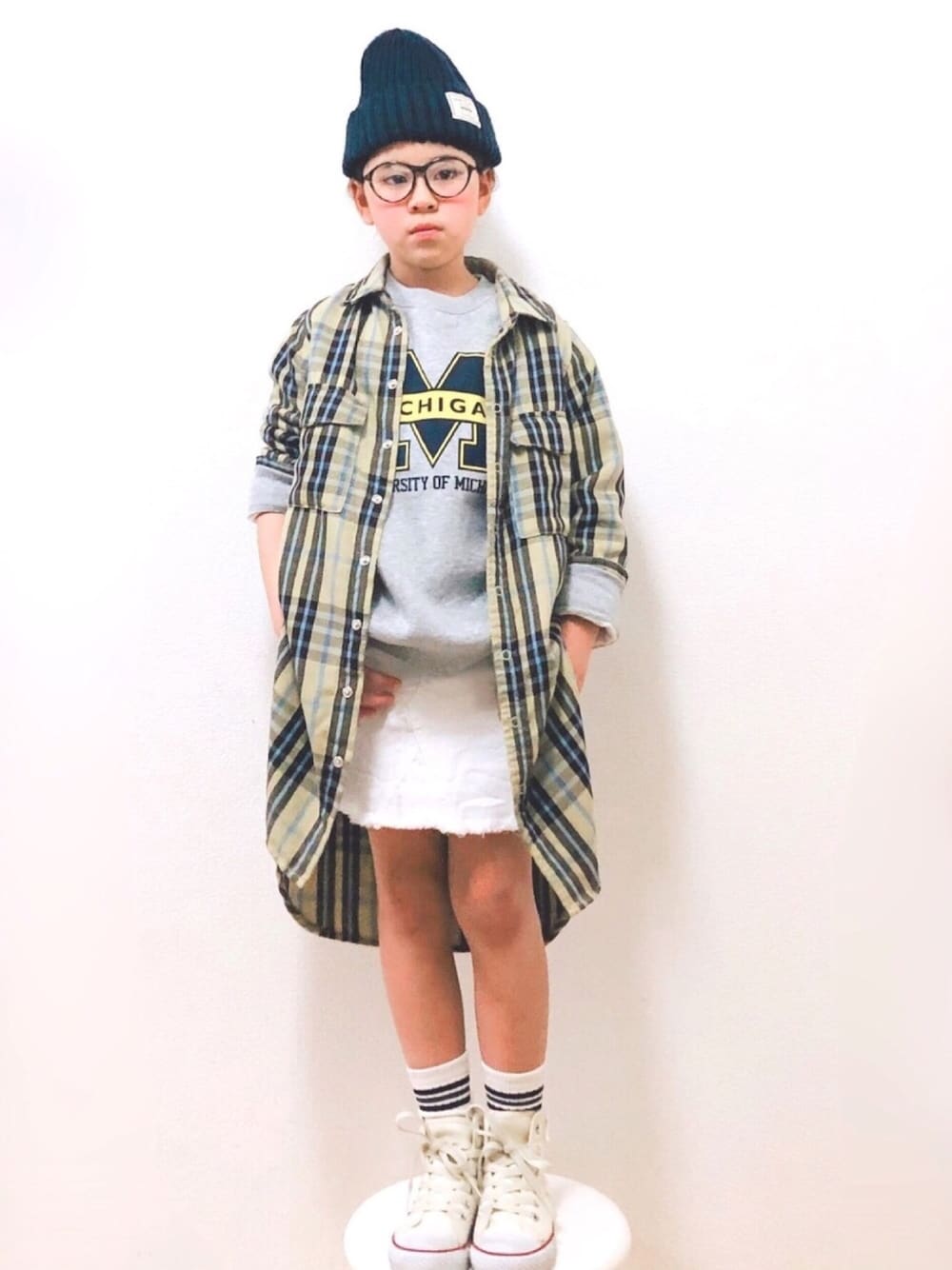 「カジュアルコーデ、ロゴスウェット、チェックシャツ、ホワイトデニム、ニット帽、コンバース」｜「DILASHのロングシャツ（シャツ/ブラウス、ベージュ系）」を使った、りちゅ♡♡さん（キッズ・120cm）の春コーディネートの1枚目の写真