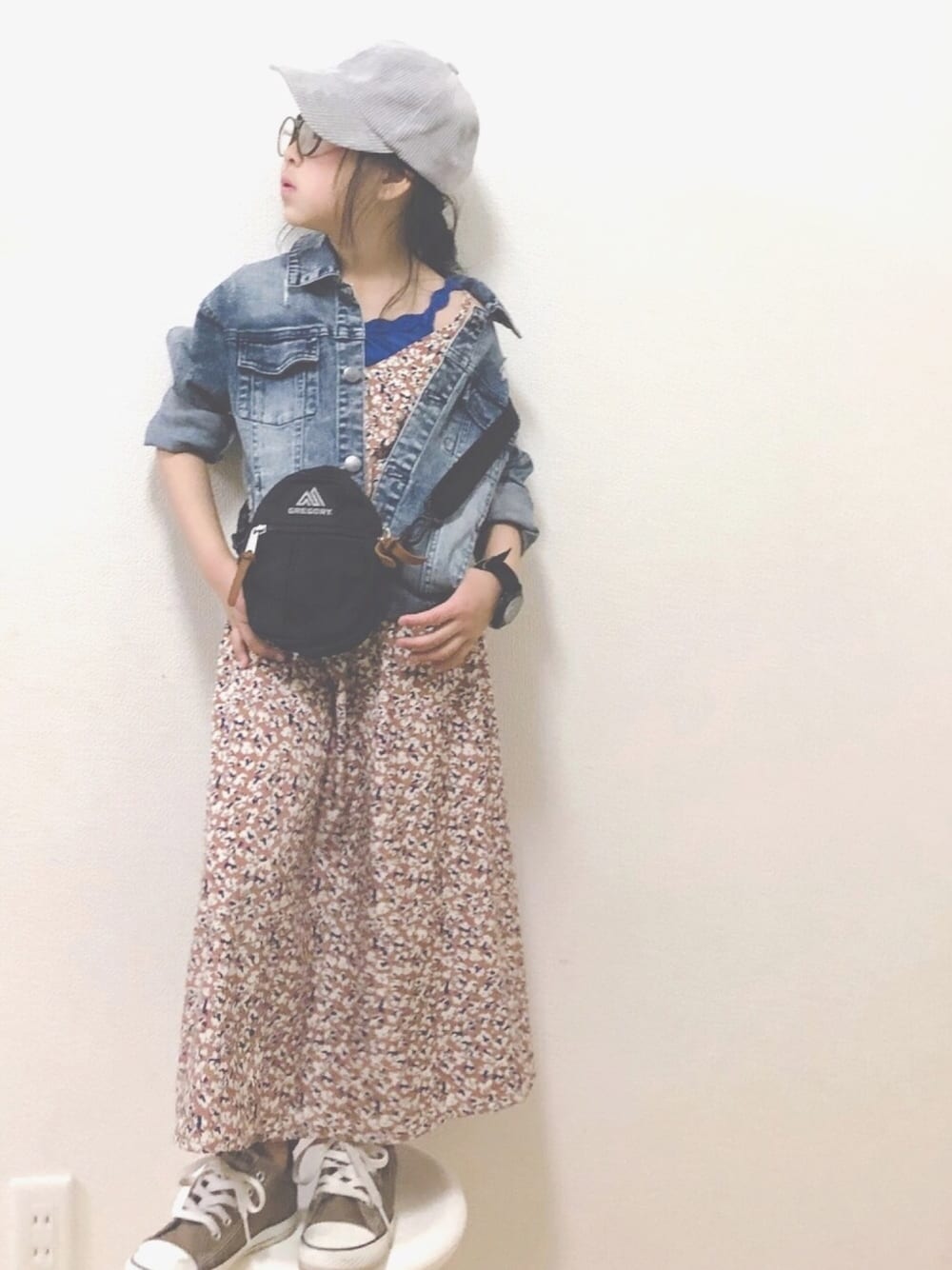 「ロングワンピース、花柄ワンピース、デニムジャケット、オーバーサイズ、コンバース、キャップ、きれいめカジュアル、春コーデ、平成最後のWEARISTAセンバツ」｜「BREEZEのアイテム（ワンピース、オレンジ系）」を使った、りちゅ♡♡さん（キッズ・120cm）の春コーディネートの1枚目の写真