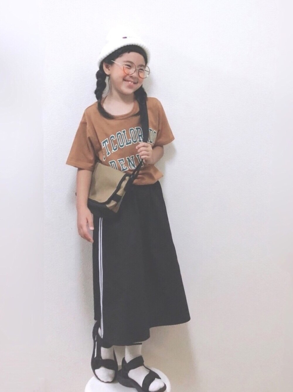 「プチプラコーデ、ラインスカート、ロゴT、チャンピオン、くつした×サンダル、スポーティ、ニット帽、めがね」｜「Birthdayのアイテム（スカート、ブラック系）」を使った、りちゅ♡♡さん（キッズ・120cm）の夏コーディネートの1枚目の写真