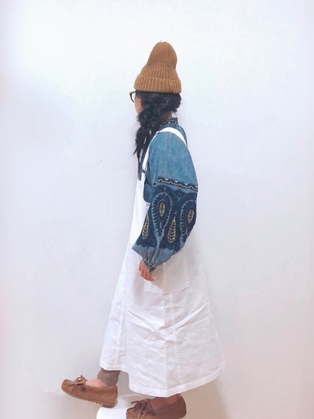 「秋サロペ2019たけのこ派、サロペットスカート、ニット帽、秋冬コーデ、刺繍トップス、ミネトンカ」｜「BIG FIELDのアイテム（トップス、ブルー系）」を使った、りちゅ♡♡さん（キッズ・125cm）の秋コーディネートの1枚目の写真