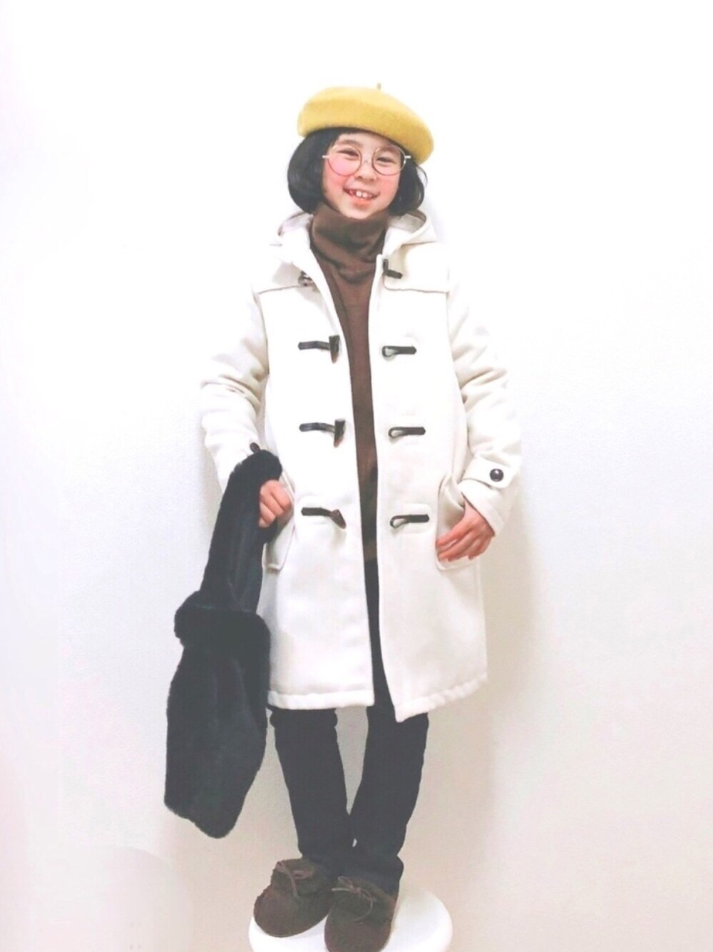 「冬休み、ダッフルコート、休日スタイル、スキニーデニム、モカシン、ホワイト×ブラウン、おかっぱ、ベレー帽、小学生、めがね × ベレー」｜「b・ROOMのロング丈ベーシックダッフルコート（ダッフルコート、ホワイト系）」を使った、りちゅ♡♡さん（キッズ・125cm）の冬コーディネートの1枚目の写真