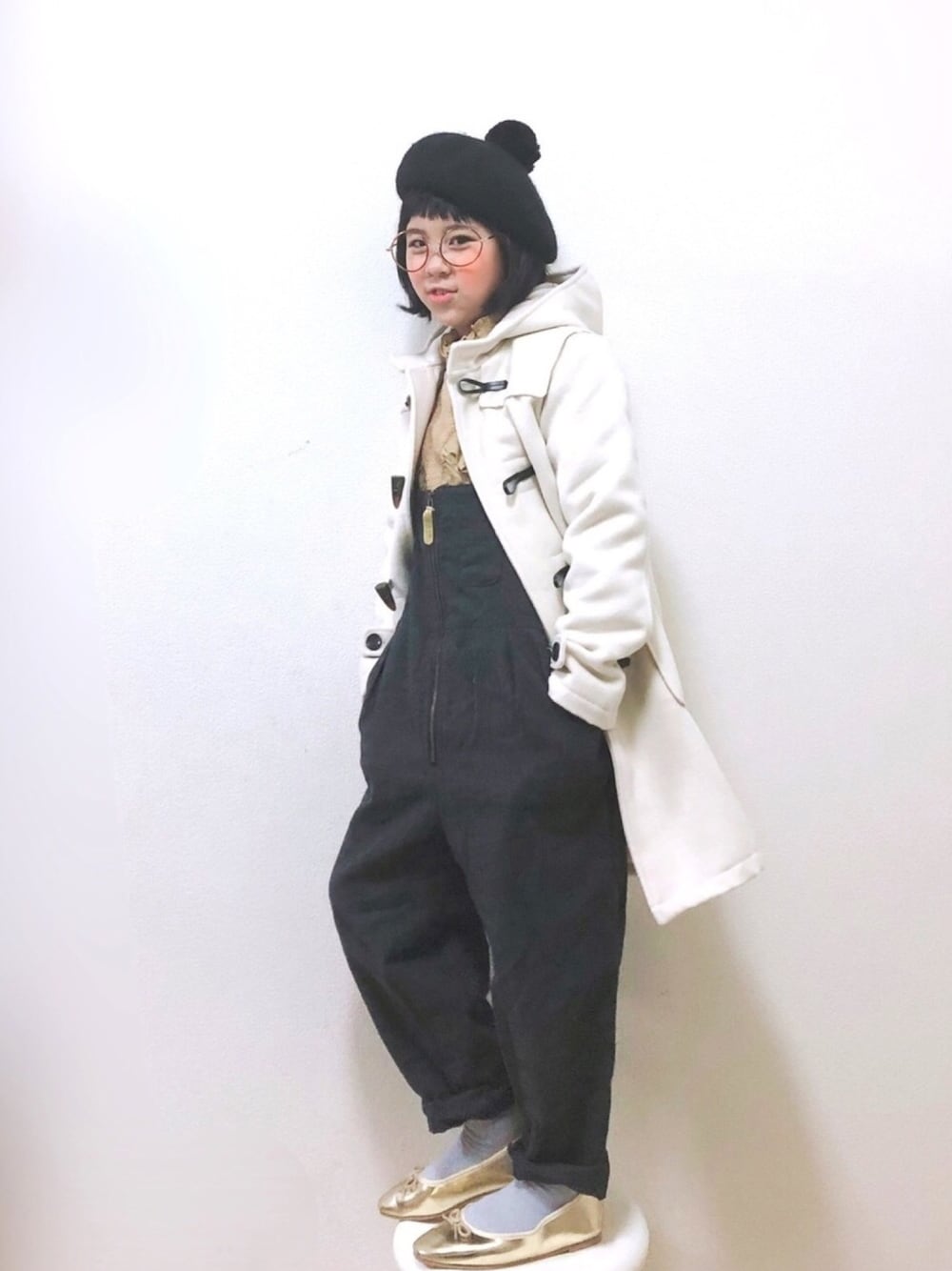 「冬アウター着回しチャレンジ、サロペット、ドレスシャツ、バレエシューズ、ダッフルコート、ベレー帽、めがね × ベレー」｜「b・ROOMのロング丈ベーシックダッフルコート（ダッフルコート、ホワイト系）」を使った、りちゅ♡♡さん（キッズ・125cm）の冬コーディネートの1枚目の写真