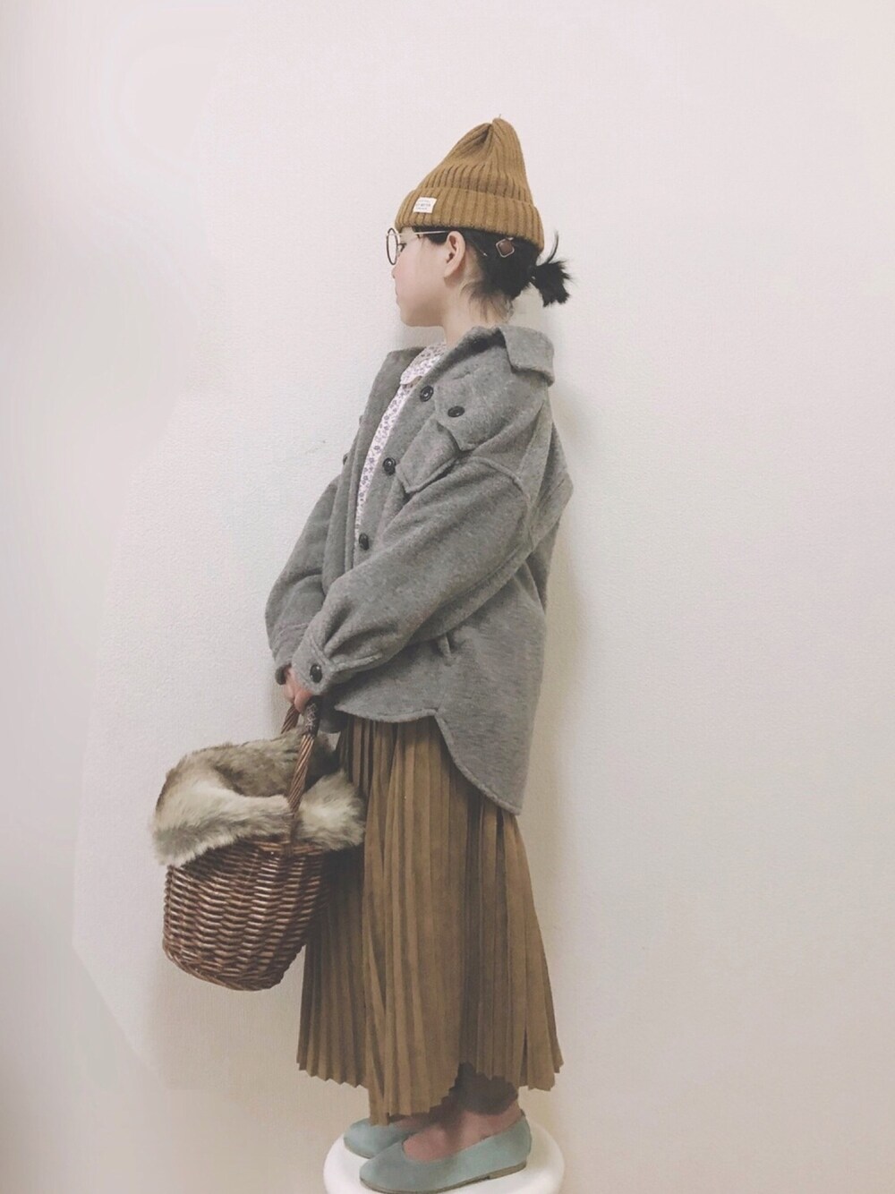 「ブラウン色に染まれ、CPOジャケット、グレー×ブラウン、アコーディオンプリーツ、プリーツスカート、花柄トップス、ファー小物、かごバッグ、ローリーズファーム(LOWRYS FARM)」｜「LOWRYS FARMのＣＰＯジャケット/KIDS　832156（その他アウター、グレー系）」を使った、りちゅ♡♡さん（キッズ・125cm）の冬コーディネートの1枚目の写真