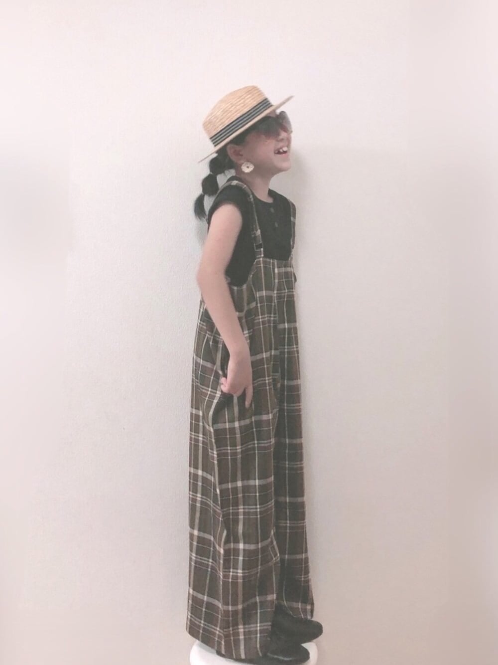 「オールインワン、チェック、カンカン帽、アンティカ、ドレスシューズ、ヘンリーネック、サングラス、オーバーオール」｜「antiquaのワイドでラフに着こなせる、レトロな雰囲気繕う。チェック柄サロペット（サロペット/オーバーオール、その他）」を使った、りちゅ♡♡さん（キッズ・129cm）の夏コーディネートの1枚目の写真