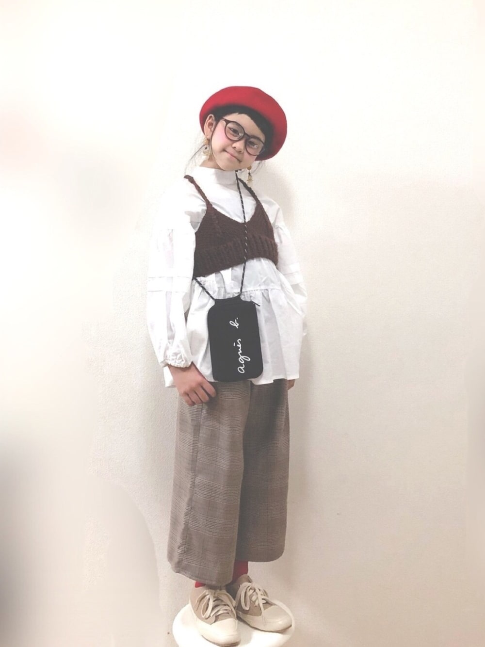「秋服準備はじめました、チェック、チェックパンツ、スタンドカラーシャツ、白シャツ、ベレー帽、赤差し色、めがね、2020秋チェッカーず、チェッカーずまつり2020秋　告知」｜「LOWRYS FARMのティアードチュニックＬＳ　894320（シャツ/ブラウス、ホワイト系）」を使った、りちゅ♡♡さん（キッズ・129cm）の秋コーディネートの1枚目の写真