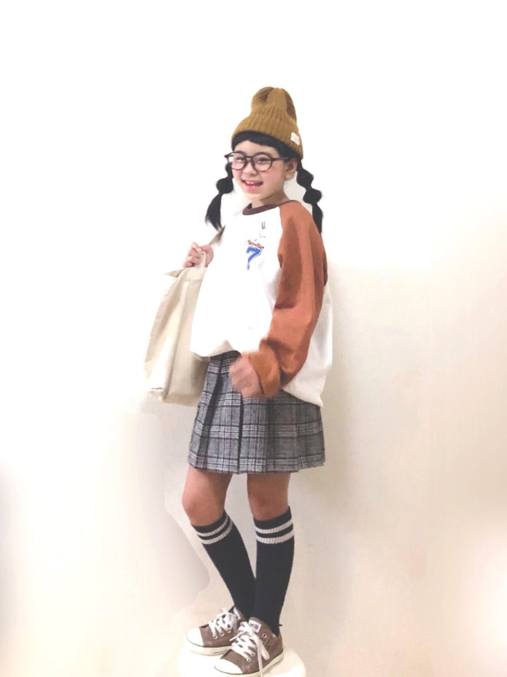「チェッカーずまつり2020秋、ラグラン、スウェット、スヌーピー、チェックスカート、ラインソックス、コンバース、ZARA KIDS、ニット帽、めがね」｜「ZARA KIDSのアイテム（スウェット、ホワイト系）」を使った、りちゅ♡♡さん（キッズ・129cm）の秋コーディネートの1枚目の写真