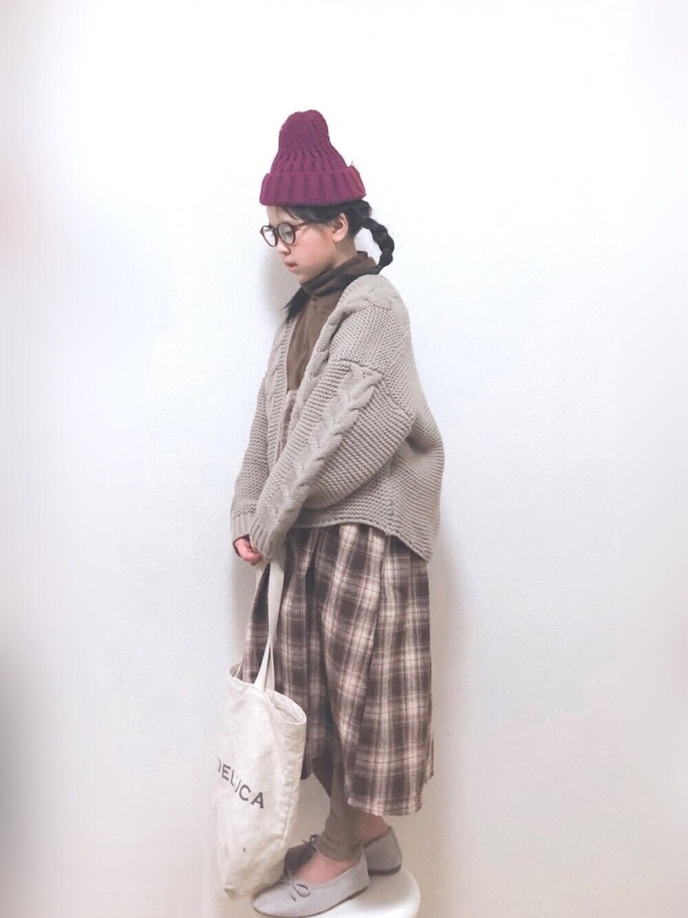 「ニット、カーディガン、ケーブルニット、タートルネック、ジャンパースカート、チェックワンピース、ニット帽、ootd、めがね、年末WEAR感謝祭」｜「CIAOPANIC TYPYの手編みライクケーブルガウン（ニット/セーター、ベージュ系）」を使った、りちゅ♡♡さん（キッズ・129cm）の冬コーディネートの1枚目の写真