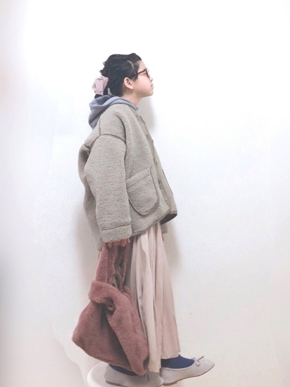 「ファーバッグ、ガーリーコーデ、ロングスカート、ボアジャケット、パーカー、ローリーズファーム(LOWRYS FARM)、めがね、ootd、私の推しブランド、アンティカ」｜「LOWRYS FARMのボアブルゾン　893142（ブルゾン、ベージュ系）」を使った、りちゅ♡♡さん（キッズ・129cm）の冬コーディネートの1枚目の写真