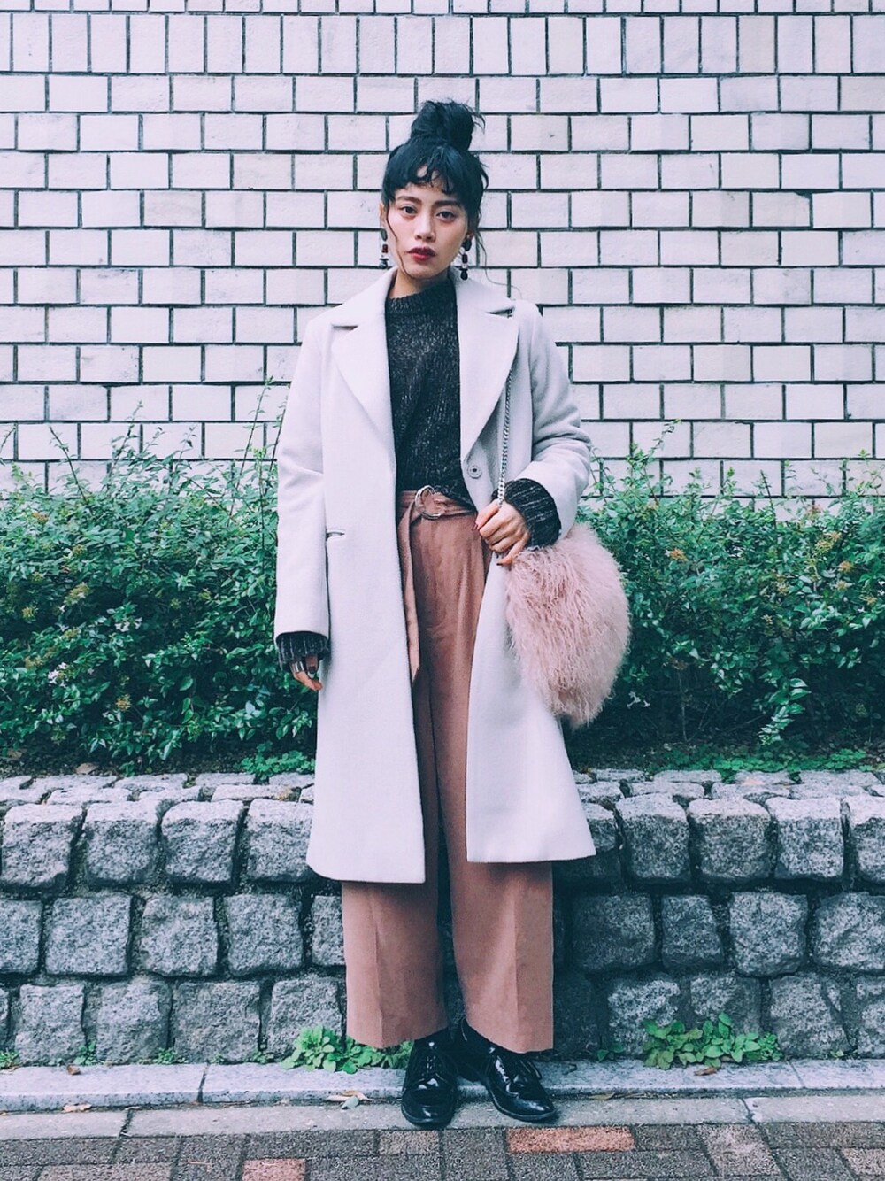 「冬コーデ、ピンク、ファーバッグ、おだんごヘアー、コートスタイル、ZARA、TODAYFUL、LIFEs、マニッシュシューズ、ゆるふわ」｜「TODAYFULのTODAYFUL(トゥデイフル)    "Fur Chain Bag"  ファーチェーンバッグ（ショルダーバッグ、ベージュ系）」を使った、T Λ Eさん（レディース・158cm）の冬コーディネートの1枚目の写真