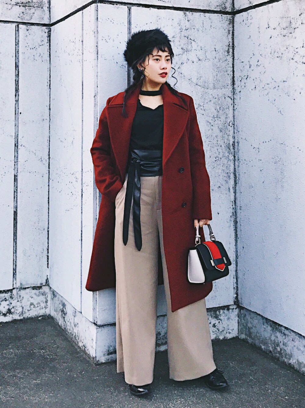 「大人カジュアル、オトナ女子、コート、ファー帽子、ボルドー、カラーアウター、赤、チョーカートップス、リボンベルト、みつあみ」｜「KORMARCHのアイテム（トップス、ブラック系）」を使った、T Λ Eさん（レディース・158cm）の冬コーディネートの1枚目の写真