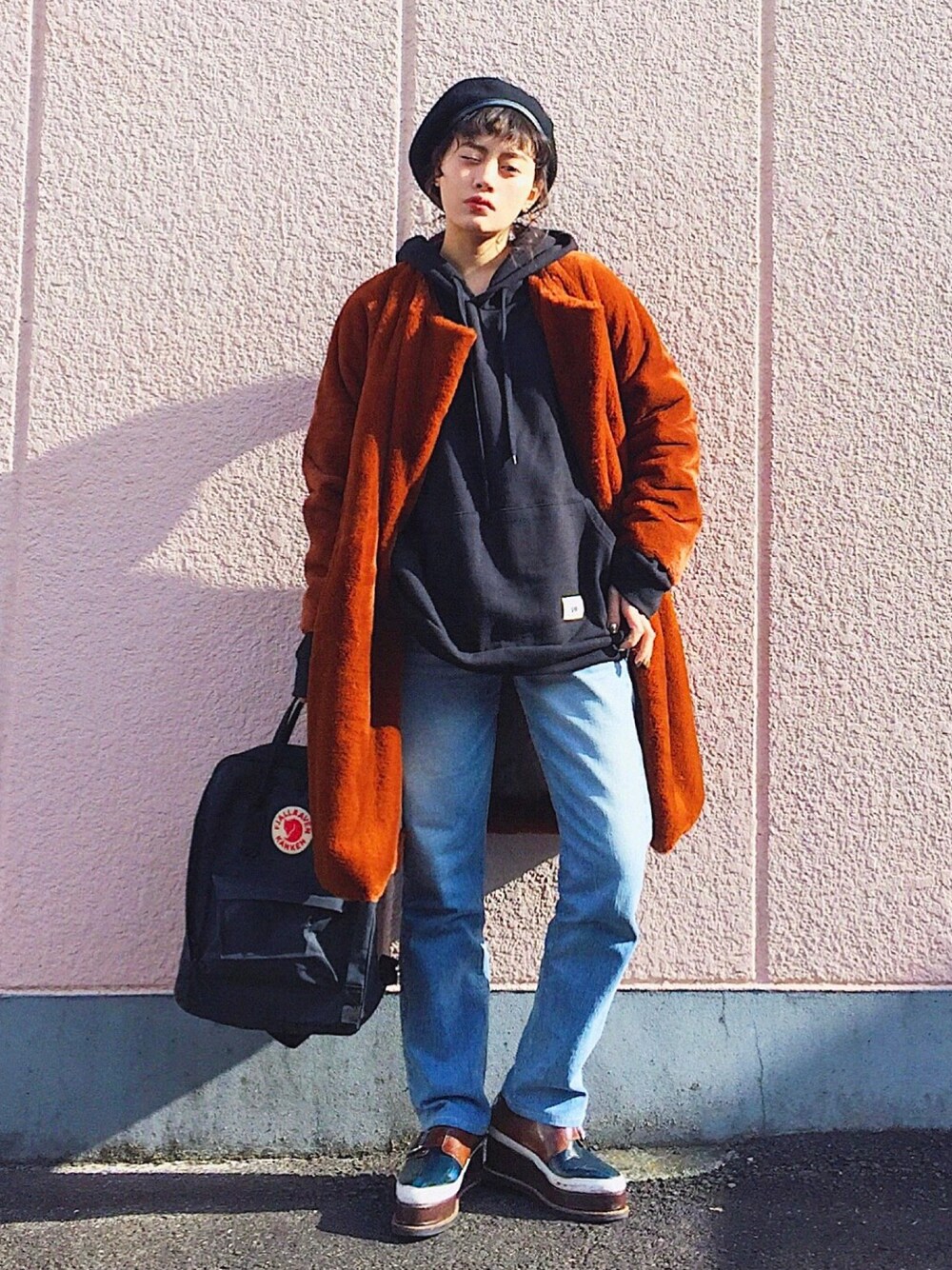 「カジュアル、denim、黒、シンプル、リュック、ベレー帽、ファーコート、パーカー、FJALLRAVENKANKEN、kormarch」｜「KORMARCHのフェイクファーボリュームジャケット（カバーオール、その他）」を使った、T Λ Eさん（レディース・158cm）の冬コーディネートの1枚目の写真