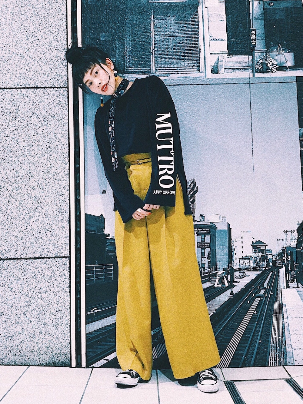 「オトナカジュアル、ラフ、はるコーデ、イエロー、おだんごヘアー、スニーカー、コンバース、converse、UNITED TOKYO、春コーデ」｜「ＡＮＤＪのベロア生地スリーブプリントヘムラインチュニック（Tシャツ/カットソー、ブルー系）」を使った、T Λ Eさん（レディース・158cm）の冬コーディネートの1枚目の写真