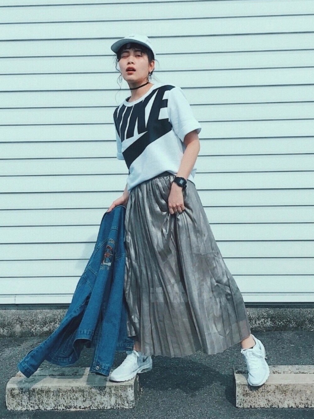 「カジュアル、スポーツミックス、スカートスタイル、ナイキエアマックスデー、白Tシャツ、NIKE AIR MAX、NIKE、シルバー、ホワイトコーデ、G-SHOCK」｜「NIKEのナイキ スポーツウェア ウィメンズ ショートスリーブ トップ（パンツ、ホワイト系）」を使った、T Λ Eさん（レディース・158cm）の春コーディネートの1枚目の写真