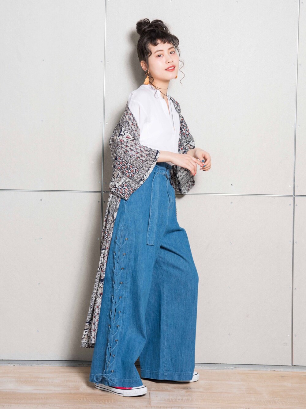 「春コーデ、大人カジュアル、プチプラ、スニーカー、レースアップ、ワイドパンツ、おだんごヘアー、ガウン、夏、wcloset」｜「w closetのアイテム（パンツ、ブルー系）」を使った、T Λ Eさん（レディース・158cm）の春コーディネートの1枚目の写真