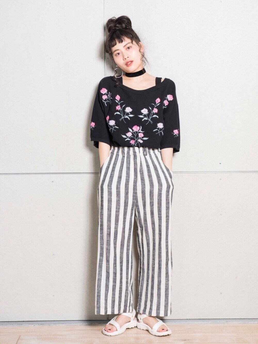 「春コーデ、プチプラ、シンプルコーデ、ブラック、おだんごヘアー、刺繍、刺繍トップス、ストライプパンツ、wcloset、teva」｜「w closetのアイテム（トップス、ブラック系）」を使った、T Λ Eさん（レディース・158cm）の春コーディネートの1枚目の写真