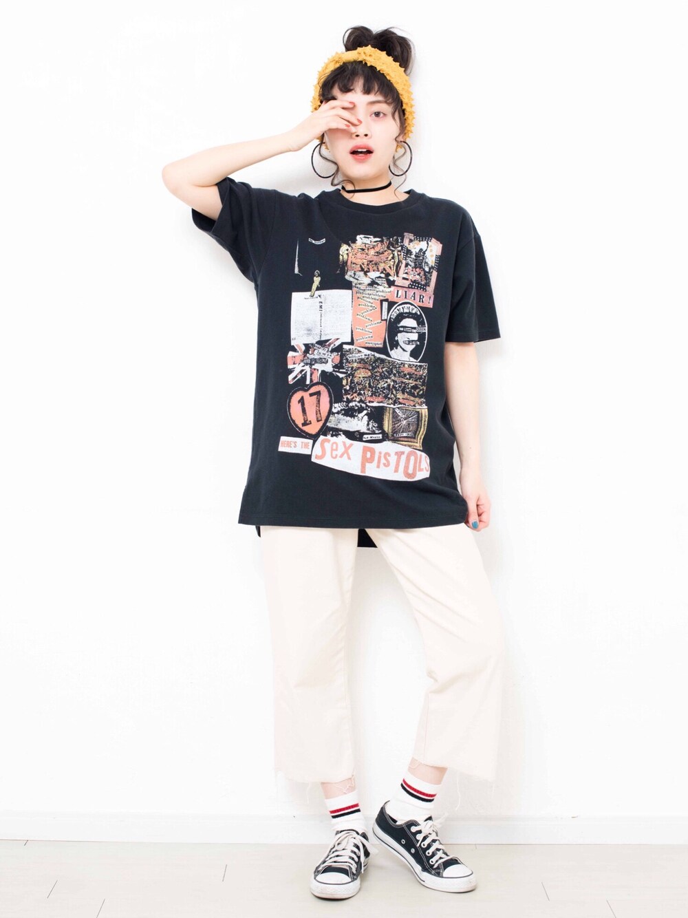 ブラック系のトップス、ホワイト系のその他パンツ、ブラック系のスニーカーを着用したレディースの春コーディネートの1枚目の写真