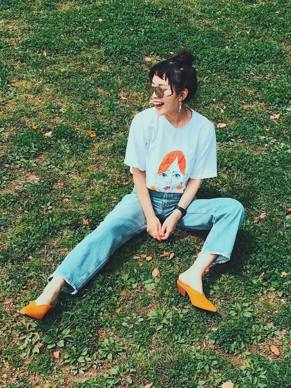 「ラフ、はるコーデ、シンプル、春コーデ、デニムパンツ、vカットミュール、GU、イラストT、ベルイエロー、美女と野獣キャンペーン」｜「KORMARCHのイラストプリントショートスリーブTシャツ（Tシャツ/カットソー、その他）」を使った、T Λ Eさん（レディース・158cm）の春コーディネートの1枚目の写真
