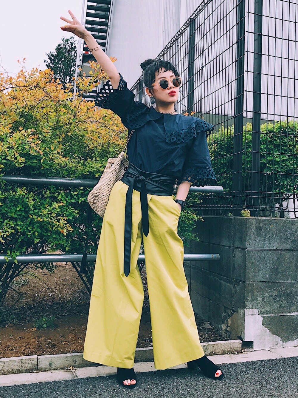 「サングラス、ワイドパンツ、おだんごヘアー、シルバーアクセサリー、サンダル、ベルト、ベルイエロー、イエロー、ネイビー、美女と野獣キャンペーン」｜「KORMARCHのレースポイントフェミニンブラウス（シャツ/ブラウス、その他）」を使った、T Λ Eさん（レディース・158cm）の春コーディネートの1枚目の写真