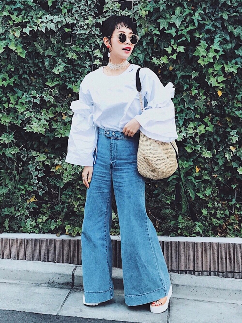 「大人カジュアル、カジュアル、プチプラコーデ、denim、summer、casual、ハイウエストパンツ、サングラス、ソデフリル、袖ボリューム」｜「KORMARCHの【メール便対象商品】ワイドスリーブフリルリボンポイントブラウス（シャツ/ブラウス、その他）」を使った、T Λ Eさん（レディース・158cm）の春コーディネートの1枚目の写真