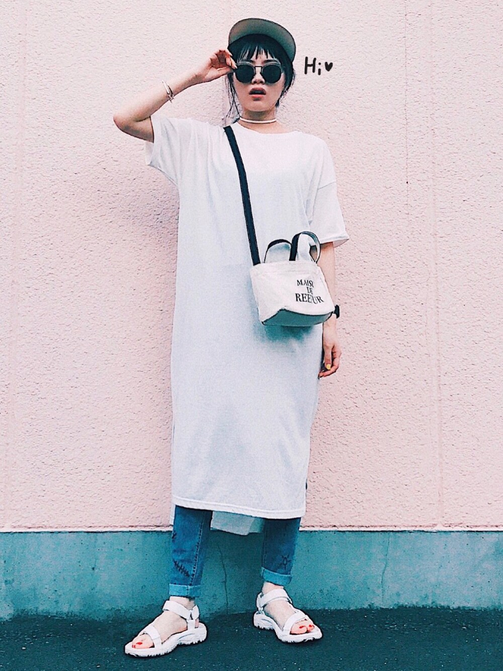 「夏コーデ、サンダル、シンプル、summer、ワンピース、白、サングラス、キャップ、teva、デニムパンツ」｜「Ungridの【Casual】ﾊｰﾌｽﾘｰﾌﾞｶｯﾄﾜﾝﾋﾟｰｽ（ワンピース、ホワイト系）」を使った、T Λ Eさん（レディース・158cm）の春コーディネートの1枚目の写真