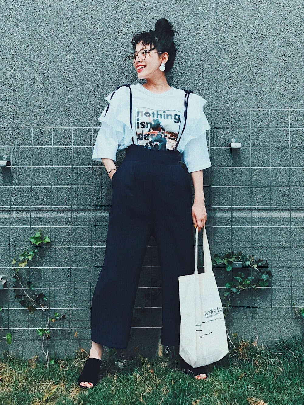 「夏、プチプラ、サロペット、ロゴT、ロゴ、フリルトップス、おだんごヘアー、めがね、カジュアルコーデ、甘辛mix」｜「KORMARCHのフリルポイントスクエアプリントTシャツ（Tシャツ/カットソー、ブラック系）」を使った、T Λ Eさん（レディース・158cm）の春コーディネートの1枚目の写真