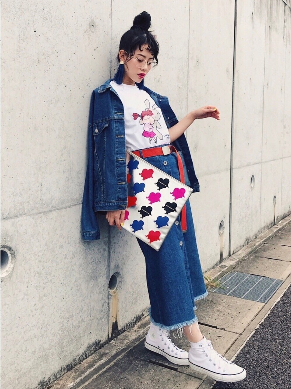 「カジュアル、夏コーデ、スニーカー、デニム、コンバース、おだんごヘアー、めがね、キャラT、クラッチバッグ、白スニーカー」｜「クレヨンしんちゃん × embody town’sのアイテム（Tシャツ/カットソー、ホワイト系）」を使った、T Λ Eさん（レディース・158cm）の春コーディネートの1枚目の写真