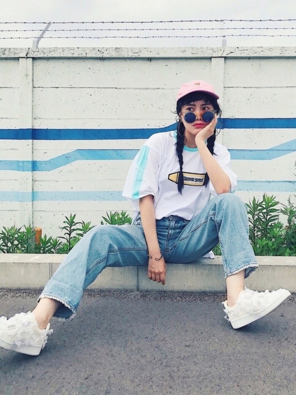 「夏コーデ、カジュアルコーデ、スポーツミックス、デニムパンツ、ピンク、キャップ、白スニーカー、スニーカー、クレヨンしんちゃん、TAEプロデュース」｜「TAE×クレヨンしんちゃん CRAYON Ｔシャツのアイテム（Tシャツ/カットソー、ブルー系）」を使った、T Λ Eさん（レディース・158cm）の春コーディネートの1枚目の写真