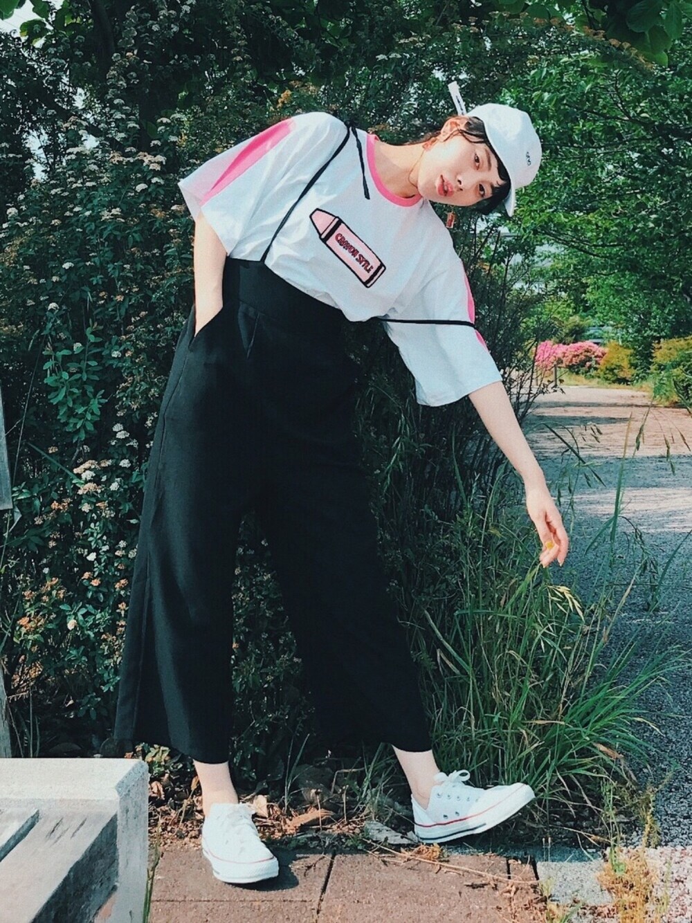 「シンプル、TAEプロデュース、クレヨンしんちゃん、ピンク、キャップ、スポーツミックス、サロペット、スニーカー、夏コーデ、ラクチンコーデ」｜「TAE×クレヨンしんちゃん CRAYON Ｔシャツのアイテム（Tシャツ/カットソー、ピンク系）」を使った、T Λ Eさん（レディース・158cm）の春コーディネートの1枚目の写真