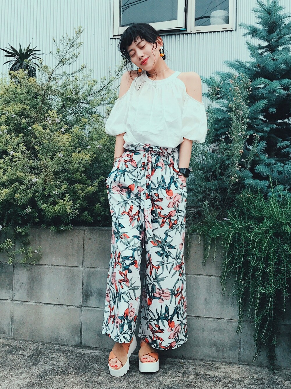 「ゆるコーデ、夏コーデ、花柄パンツ、花柄、白、厚底サンダル、kormarch、柄パンツ、ワイドパンツ、ゆるパンツ」｜「Ungridのオープンショルダーブラウス（シャツ/ブラウス、ホワイト系）」を使った、T Λ Eさん（レディース・158cm）の夏コーディネートの1枚目の写真
