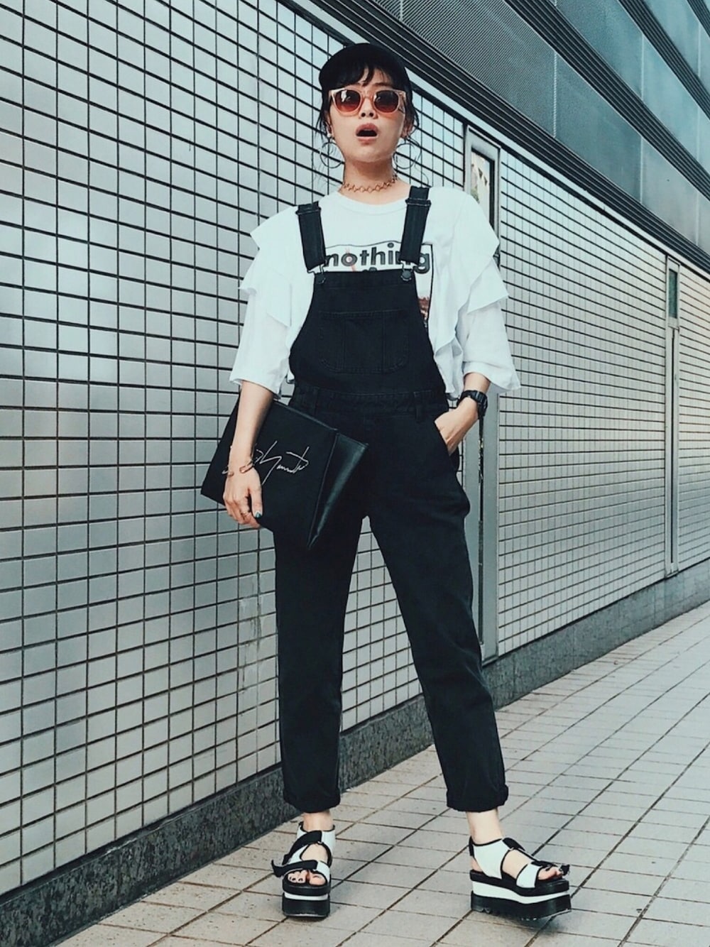 「GU、モノトーン、シンプルコーデ、ラクチンコーデ、夏、ブラック、スキニーデニム、サロペット、クラッチバッグ、厚底サンダル」｜「GUのアイテム（サロペット/オーバーオール、ブラック系）」を使った、T Λ Eさん（レディース・158cm）の夏コーディネートの1枚目の写真